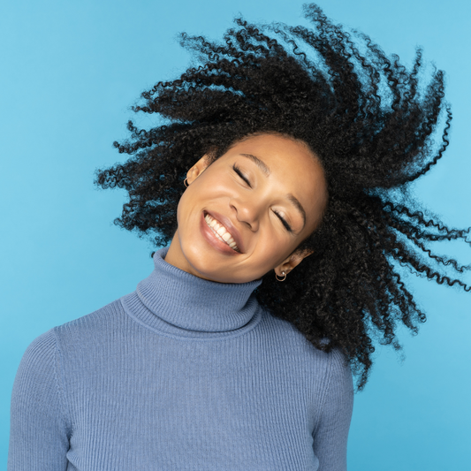Abrazando tu Cabello en Transición: De Químicos a Natural