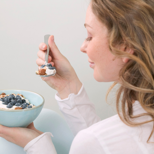 Cómo mejorar la salud capilar desde la alimentación y lucir un cabello más fuerte y brillante
