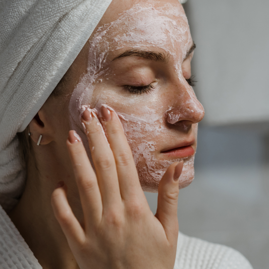 Doble limpieza facial paso a paso: cómo lograr una piel limpia, fresca y radiante