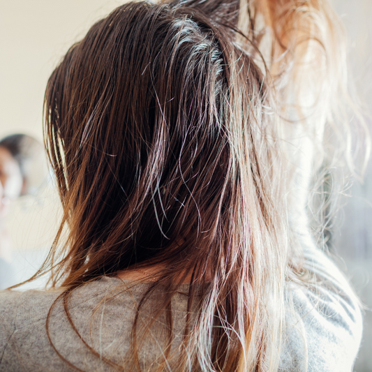 Cómo cuidar el cabello graso sin maltratarlo: Tips infalibles para una melena fresca